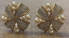 Vtg Swarovski Pearls & Clear Crystals Earrings Gold Tone Clip On Bow Cross READ