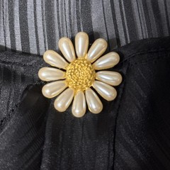 VTG GIVENCHY DAISY ONE CLIP ON EARRING