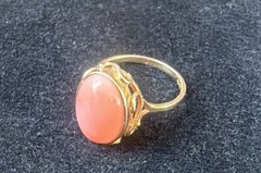 Vintage 14k gold and Solitaire Cabachon “Angel Skin” coral ring 7 -1/4