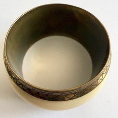 Vintage 80s Wide Brass Bangle Bracelet Fish Scale Cream Plastic Lightweight Boho
