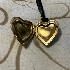 Vintage Military Sweetheart Heart Locket – Goldtone – Fast Shipping