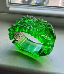 Vintage Chunky Daisy Carved Green Apple Juice Prystal Bakelite Clamper Bracelet