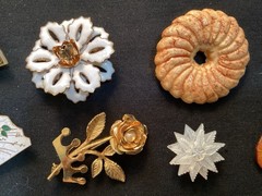 Lot of 14 Vintage Brooches Including Silvertone, Fans, Florals….unbranded