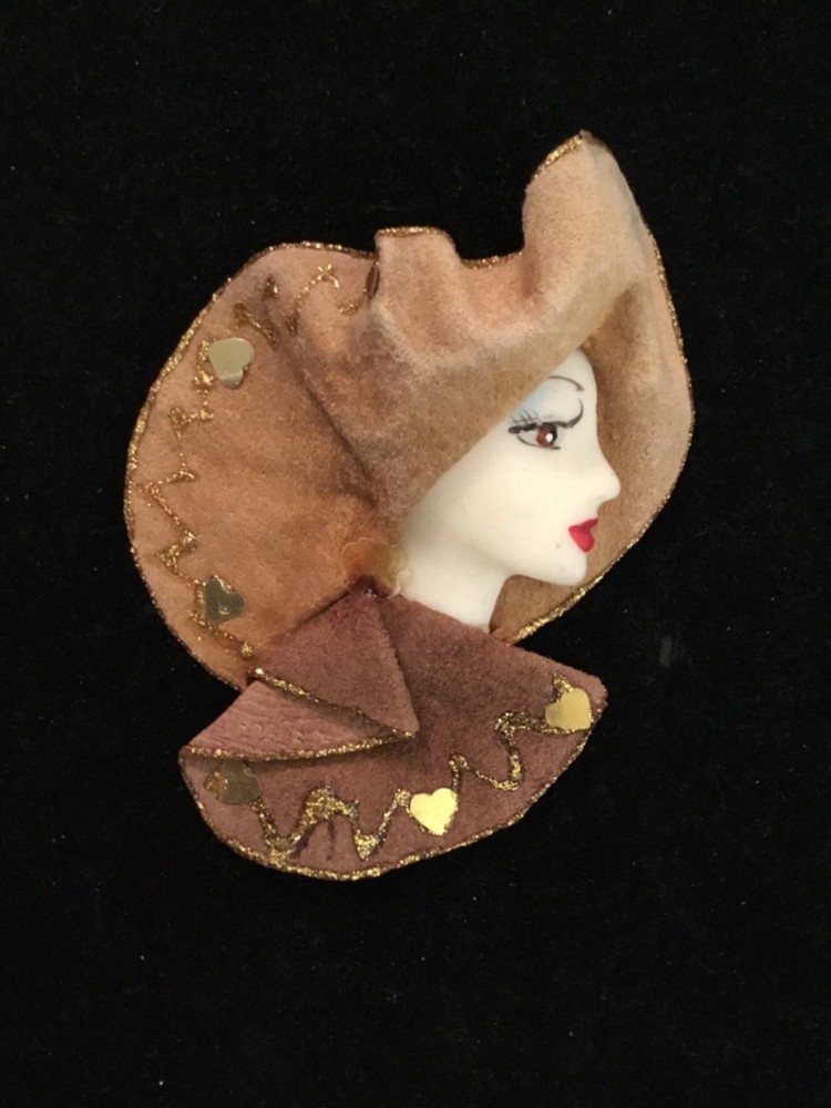 VTG Art Deco Style Lady Face Brooch In Profile With Large Tan Hat