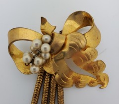 Vintage 1940s Stunning Long Drop Pearl Brooch
