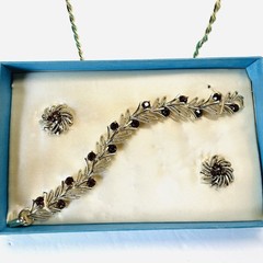 Vtg Lisner Earrings & Bracelet Set -Gold Tone – Topaz Glass -New Old Stock 7.25”