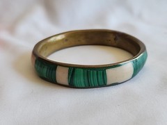 Vintage Inlay White And Green Malachite Brass Bangle Bracelet (104)