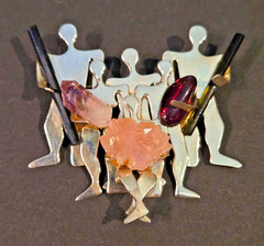 IRINIRI SIGNED PEOPLE/FAMILY 925 STERLING SILVER BROOCH W/ QUARTZ STONES C. 1990