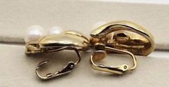 Vtg 1990s Signed AVON Modern Classic Gold Tone Swirl Faux Pearl Pierced Earrings