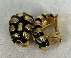 Vtg Signed Graziano Raised Gold Tone Design & Black Enamel Clip On Earrings 1”