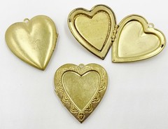 VINTAGE BRASS HEART VICTORIAN SCROLL FRAME INSET CENTER 43mm LOCKET PENDANT 5298