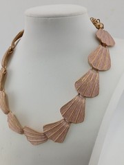 Mid-century gold tone pink/peach clamshell enamel panels design chocker necklace