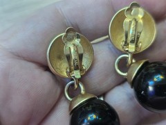 Vintage Erwin Pearl Black Ball Drop Dangle Clip On Earrings Matte Gold Tone