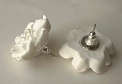 Vintage White Flower Pierced Acrylic Earrings With Pearl (Faux) Accents