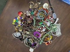 2.44 Pound Wearable Vintage To Modern Costume Jewelry Lot 100+ Pieces (H)