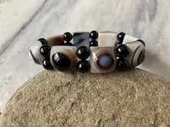 Sardonyx Eye Hexagon and Black Onyx beads 0.75”W, 2.25″ Bracelet 47