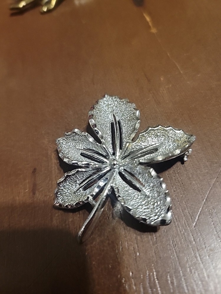 Vintage 1968 signed SARAH COVENTRY Titled Ivy Leaf Silver-Toned Pin BROOCH