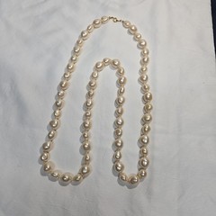 Vtg 1955-1969(C) Trifari Single Strand Pearl Gold Tone Spring Clasped Necklace