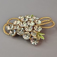 Vintage Rhinestone Grape Brooch Yellow Green Glass Gold Tone Fruit Pin 2.25″