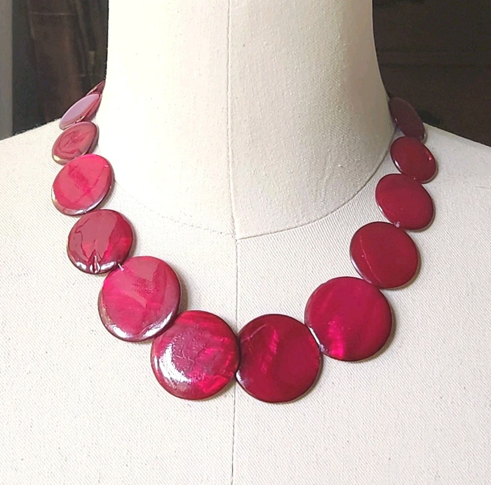 Retro MOP Shell Disc Necklace Charming Charlie Burgundy Mother Of Pearl 17″