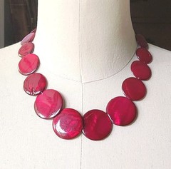 Retro MOP Shell Disc Necklace Charming Charlie Burgundy Mother Of Pearl 17″