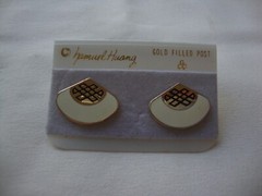 VINTAGE SAMUEL HUANG DESIGNER CLOISONNE RETRO ABSTRACT FAN WHITE & BLACK EARRING