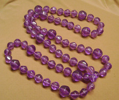 VINTAGE PURPLE LUCITE MULTIPLE SIZE BEADED OVER THE HEAD 36″ LENTH NECKLACE
