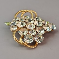 Vintage Rhinestone Grape Brooch Yellow Green Glass Gold Tone Fruit Pin 2.25″