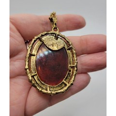 Vintage Left Facing Cameo Pendant Necklace Embossed Cable Chain Rootbeer Acrylic