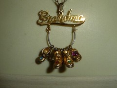 GRANDMA CHARM HOLDER w 7 SHOE CHARMS W CHAIN NECKLACE #7/18V
