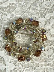 Lisner Vintage Broche Signed 2” D