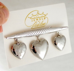 3.25″ NOS OOC VTG JEWELS by PARK LANE BAR w/ HEART DANGLE CHARMS BROOCH/ PIN