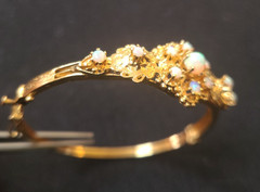 Exceptional Victorian 14 KT solid yellow gold and opal hinged bangle bracelet