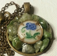 MaryBee Brassy Tone 20″ Chain W/1″ Jade Chips Pendant 12-01-2021 NOS