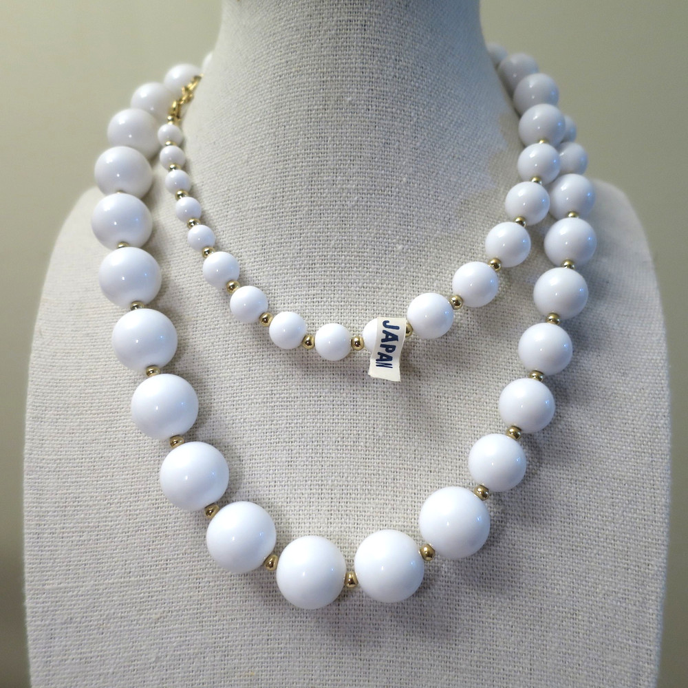 VTG Japan White & Gold Tone Beaded Necklace 30″ Fluoresces Beautiful Graduated