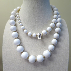 VTG Japan White & Gold Tone Beaded Necklace 30″ Fluoresces Beautiful Graduated