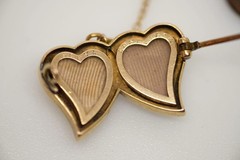 ANTIQUE VICTORIAN ENGLISH 15K GOLD PEARL JOINED WITCH’S HEARTS LOCKET BROOCH