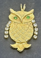 Textured Gold Tone Metal Articulated Rhinestone Owl Bird Green Eye Pendant 1.5″