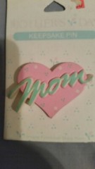 VTG MOM Heart Brooch NEW Old Stock Mother’s Day Keepsake Plastic 3D Pin Gibson