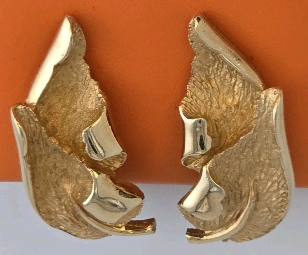 VINTAGE GOLD-PLATED TEXTURED POLISHED CLIMBER LEAF DESIGN CLIP-ON EARRINGS☆1.25