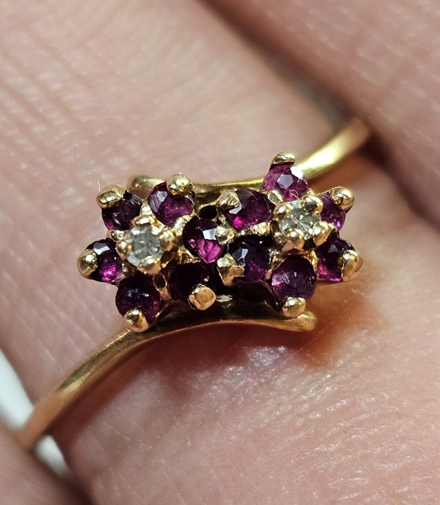 vtg 10K Yellow Gold Ring Sz 8.75″ w 2 Flower 12 Rubies & 2 Diamonds Dainty-2.67g