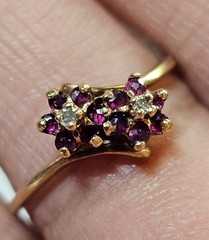 vtg 10K Yellow Gold Ring Sz 8.75″ w 2 Flower 12 Rubies & 2 Diamonds Dainty-2.67g