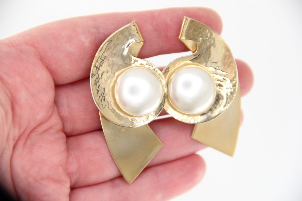 Vintage Clip Earrings Gold Tone Metal Pearlized Modernist Hammered 90-80s, NOS