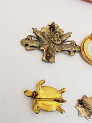 Vintage Brooch Estate Jewelry Brooch Lot For Repair!(26)