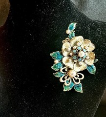 Vtg. Monet Gold Tone Faux Pearl Teal Enamel Flower Brooch BinC