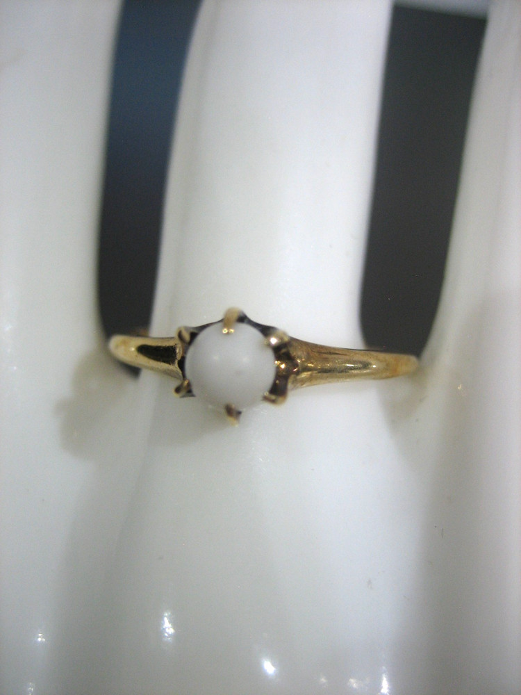 VINTAGE 14K YELLOW GOLD WHITE STONE SOLITAIRE RING SIZE 7.5
