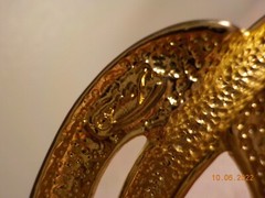 TONA SIGNED VINTAGE GOLDTONE METAL SMOOTH AND STRIATED SWIRL LOOPED BROOCH 3″ L