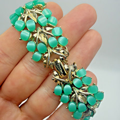 Vintage Thermoset Bracelet Green Goldtoned With Safety Chain Size 6