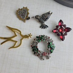 Modern Brooch Lot Humming Bird Dove Christmas Wreath Acrylic Rhinestones Heart