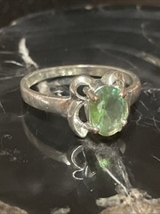 Vintage Sterling Silver Green Gemstone Bow Setting Ring Size 7.75